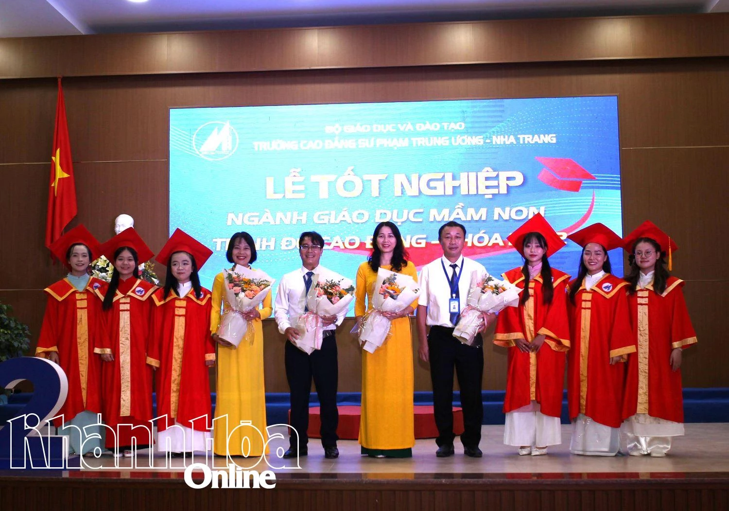 Đại diện sinh viên tặng hoa tri ân lãnh đạo nhà trường. 