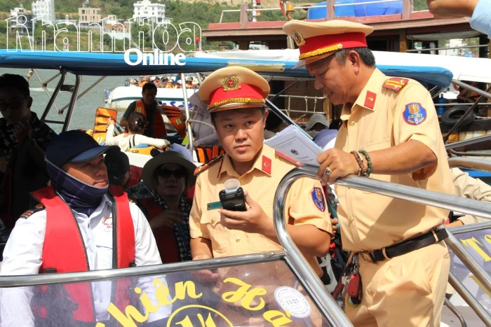 Cảnh sát giao thông đường thủy kiểm tra đột xuất tàu chở khách tham quan vịnh Nha Trang