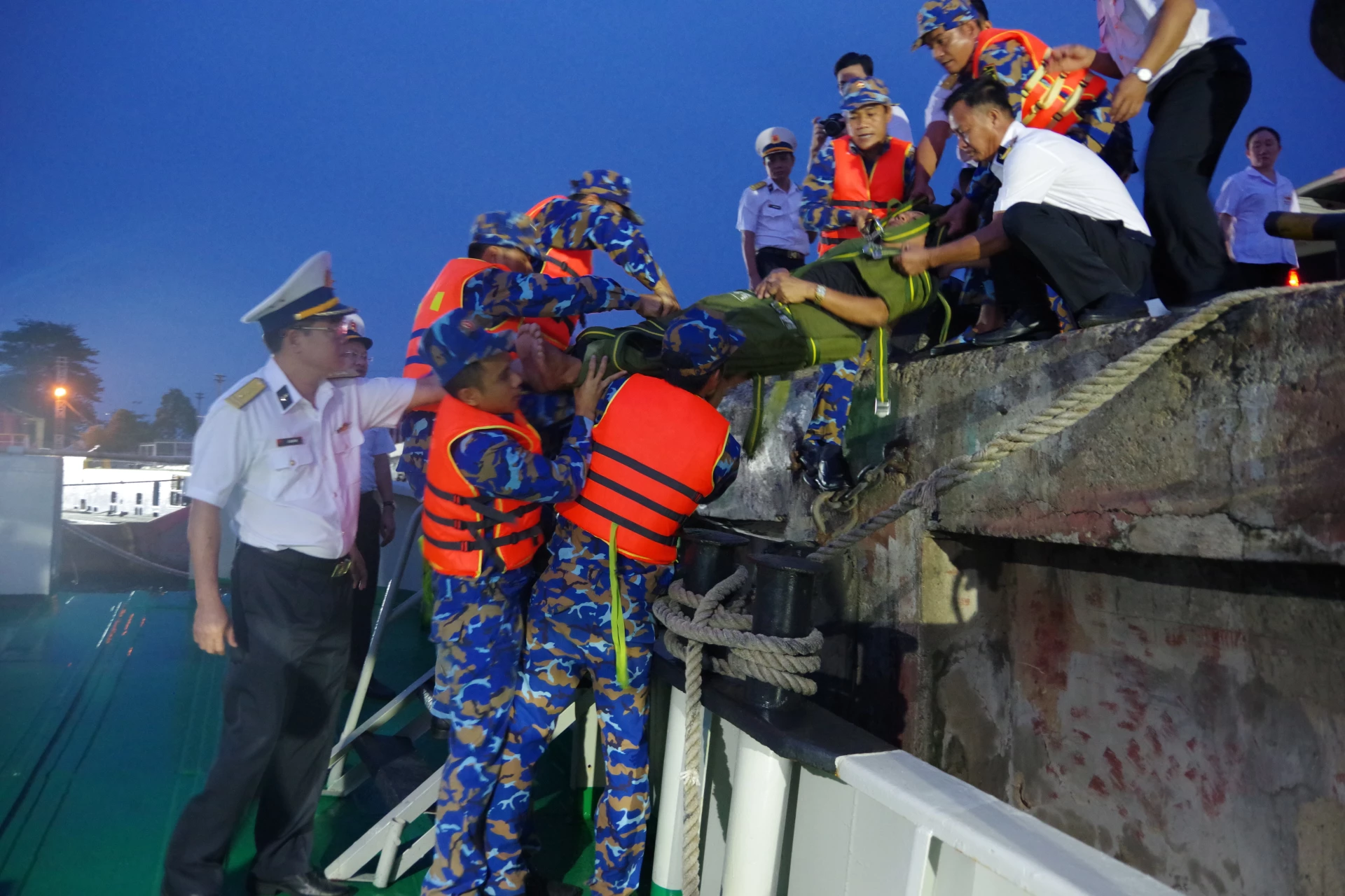 Vận chuyển bệnh nhân lên bờ.