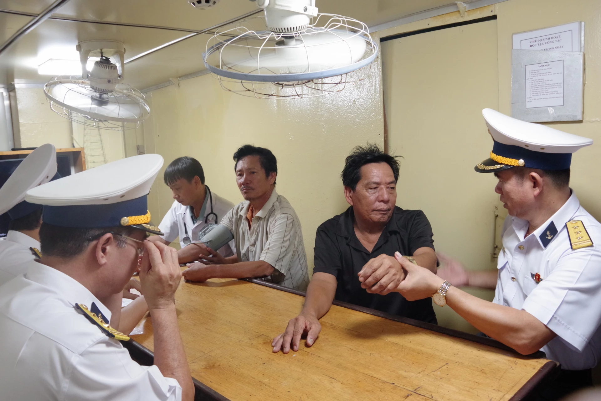 Chỉ huy Hải đoàn 129 thăm hỏi, động viên bệnh nhân.
