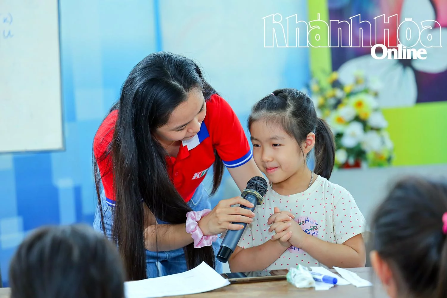 “Mình xin chào tất cả các bạn! Mình tên là….”.