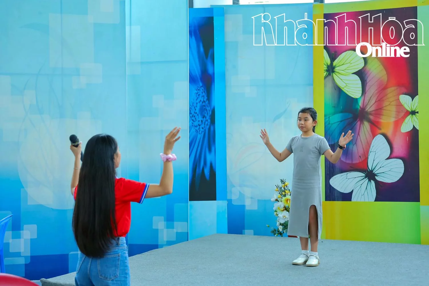 “Con làm theo cô nhé…!”.