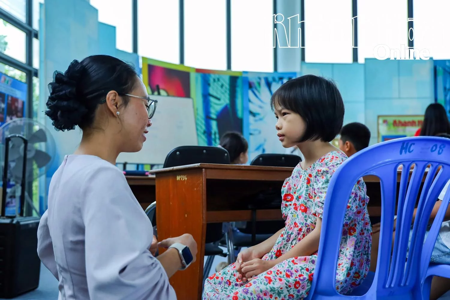 “Tự tin lên con! Cô tin con sẽ làm được”.