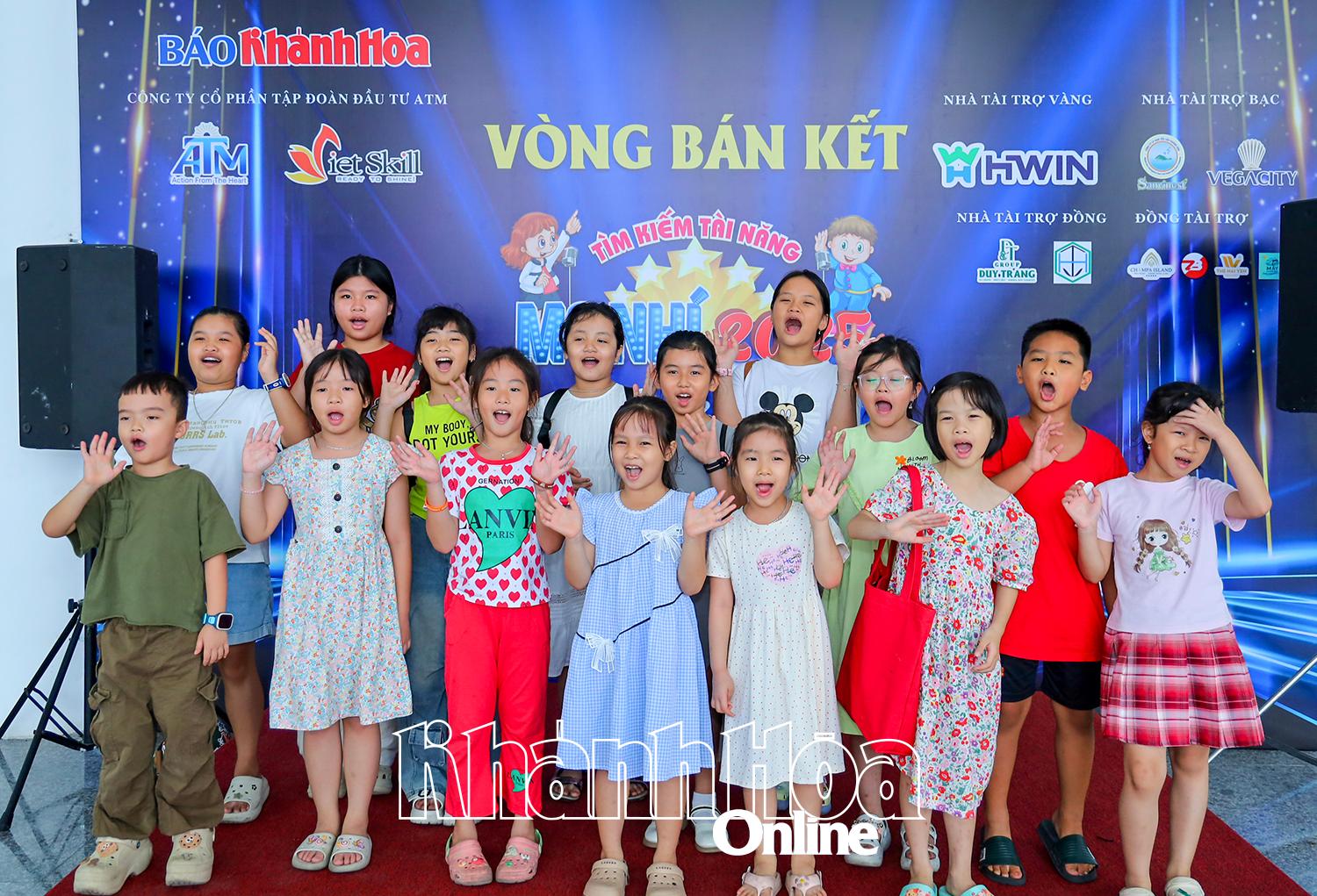 Các thành viên lớp MC nhí lứa tuổi tiểu học.