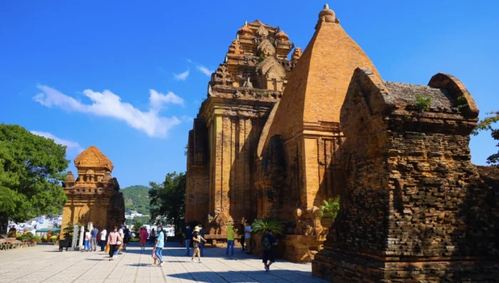 Phân luồng đảm bảo an toàn giao thông cho sự kiện Lễ công bố và đón nhận bằng xếp hạng di tích quốc gia đặc biệt Tháp Bà Pô Nagar