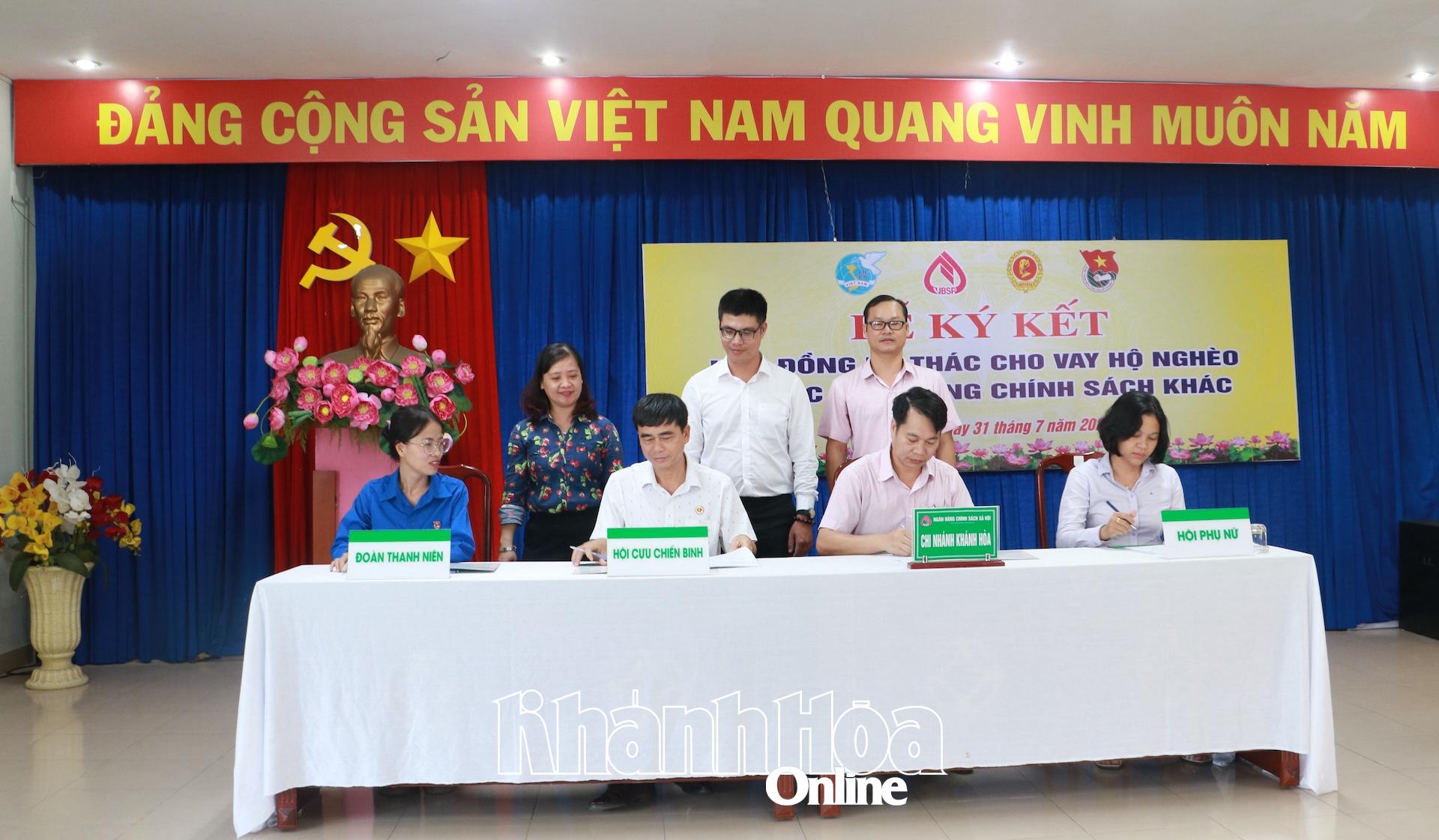 Đại diện Ngân hàng Chính sách xã hội ký kết hợp đồng uỷ thác với hội, đoàn thể phường Nam Nha Trang.