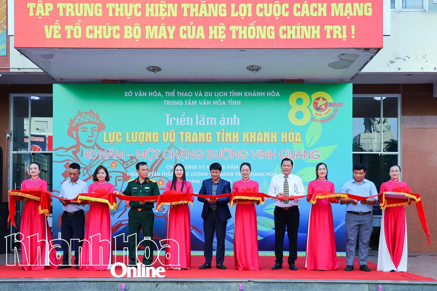 Các đại biểu cắt băng khai mạc triển lãm.