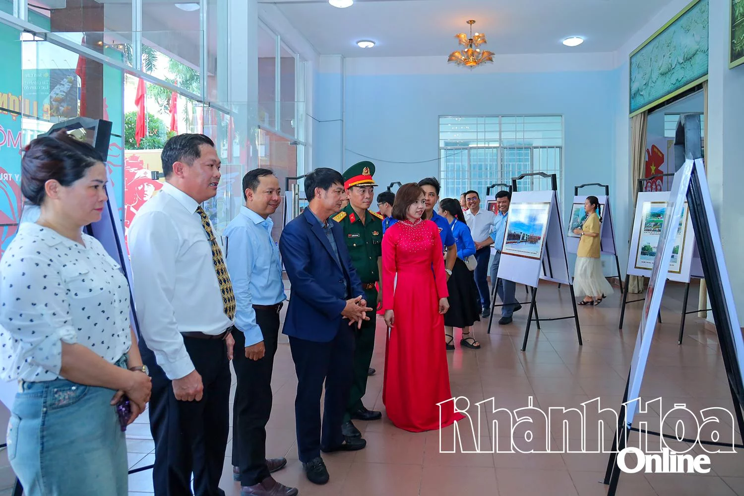 Các đại biểu cắt băng khai mạc triển lãm.