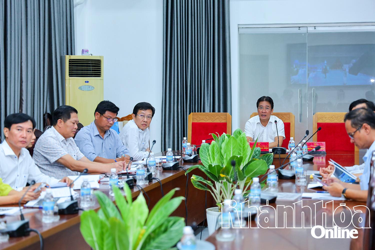 Phó Chủ tịch UBND tỉnh Nguyễn Long Biên phát biểu chỉ đạo tại cuộc họp.