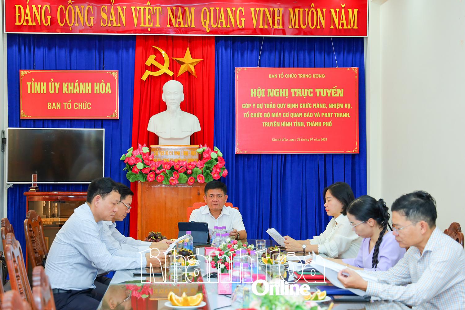 Lãnh đạo Ban Tổ chức Tỉnh ủy, cùng lãnh đạo một số cơ quan, đơn vị tham dự hội nghị từ điểm cầu tỉnh Khánh Hòa.