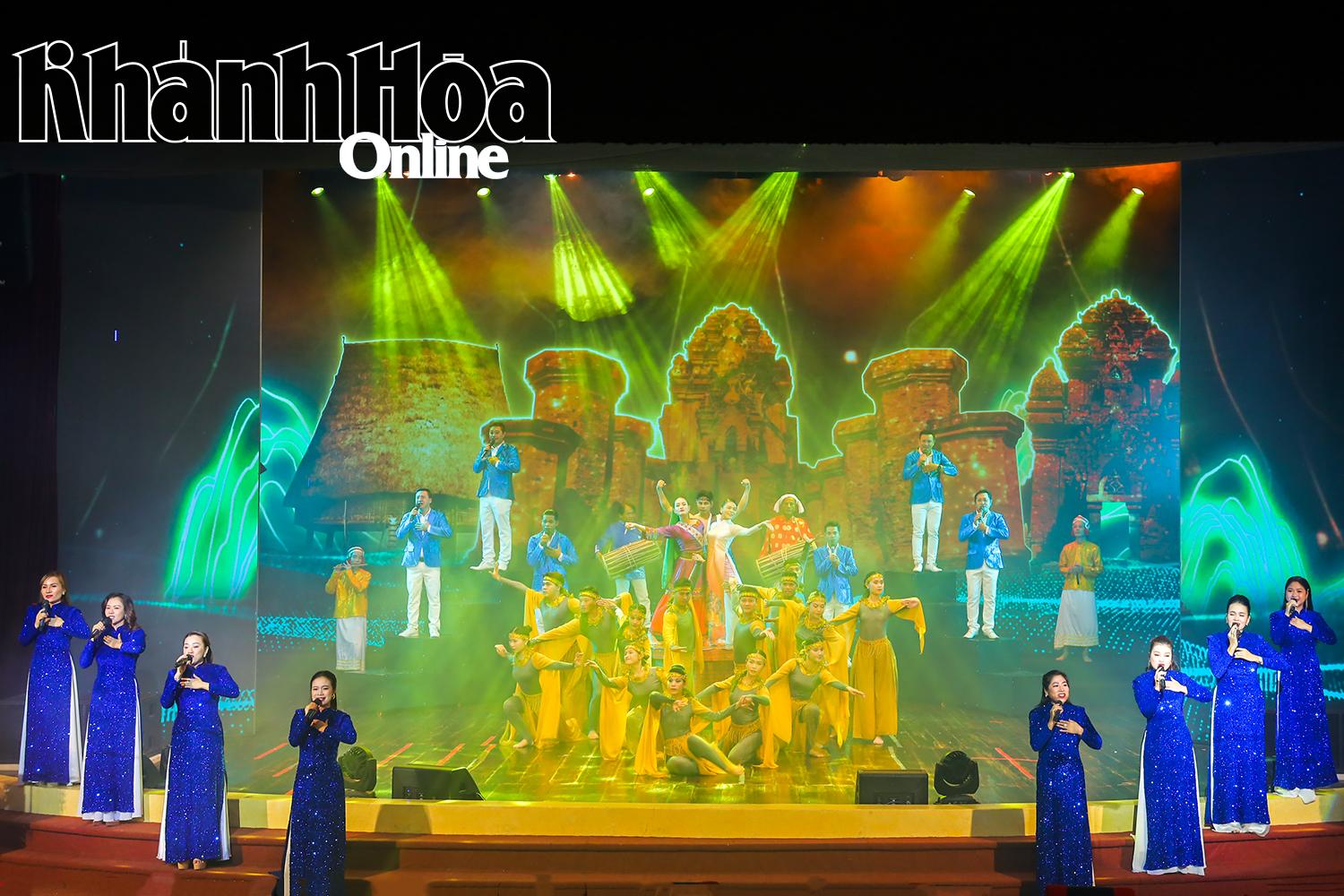 Tiết mục “Biển xanh, tháp nắng nở hoa” - một ca khúc mới của nhạc sĩ Hình Phước Liên.