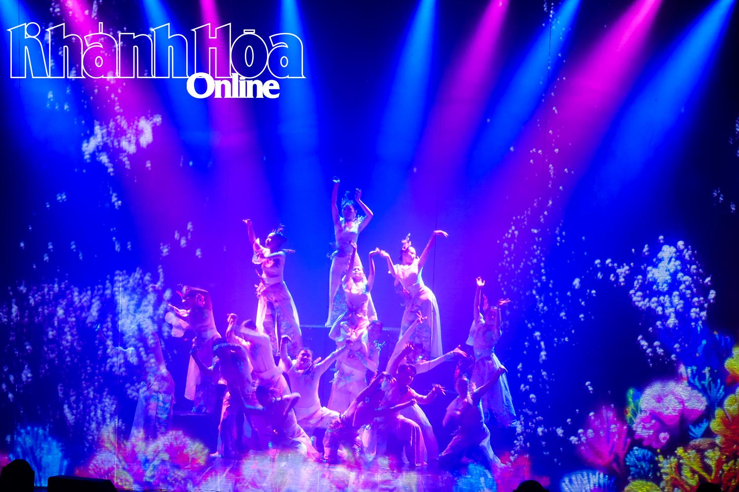 Tiết mục múa “Biển ngọc” kết hợp với trình chiếu ánh sáng 3D mapping.