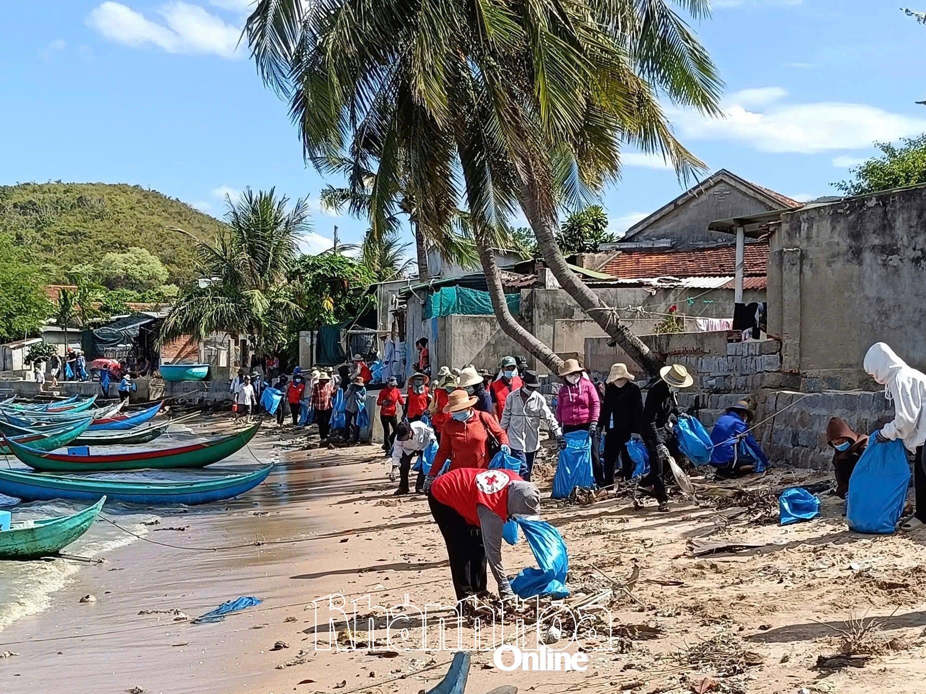 Tiến hành thu gom rác ven bờ biển