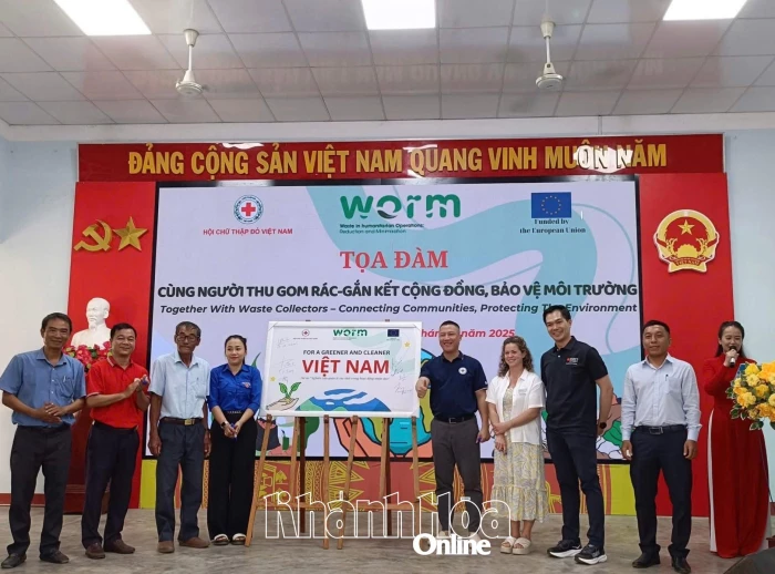 Hơn 300 người cùng thu gom rác tại xã Nam Ninh Hòa