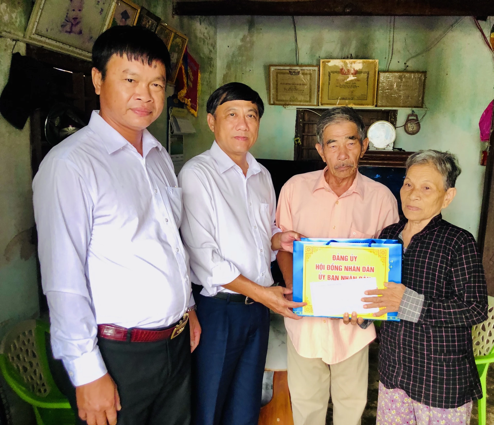 Lãnh đạo xã Vạn Thắng tặng quà cho gia đình bà Huỳnh Thị Lành.