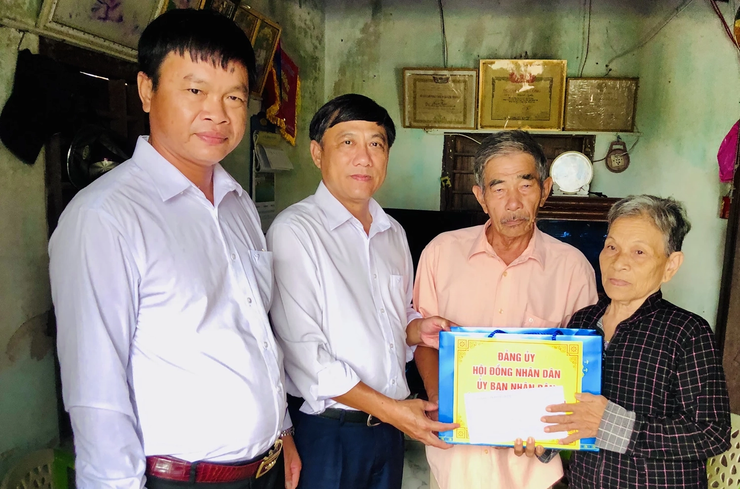 Xã Vạn Thắng: Thăm, tặng quà 10 gia đình chính sách tiêu biểu