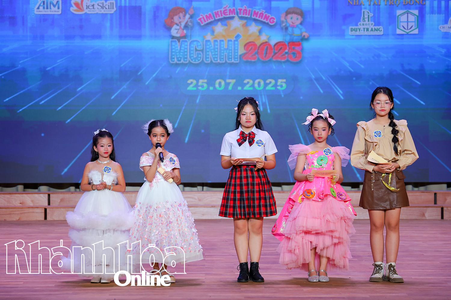 Top 5 thí sinh xuất sắc tham gia trả lời câu hỏi ở phần thi ứng xử.