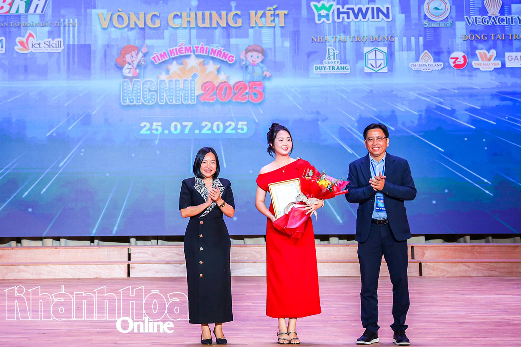 Bà Thái Thị Lệ Hằng - Tổng Biên tập Báo và Phát thanh, Truyền hình Khánh Hòa cùng ông Cung Phú Quốc - Phó Tổng Biên tập Báo và Phát thanh, Truyền hình Khánh Hòa tri ân nhà tài trợ Vàng - Công ty Cổ phần tập đoàn Hwin.