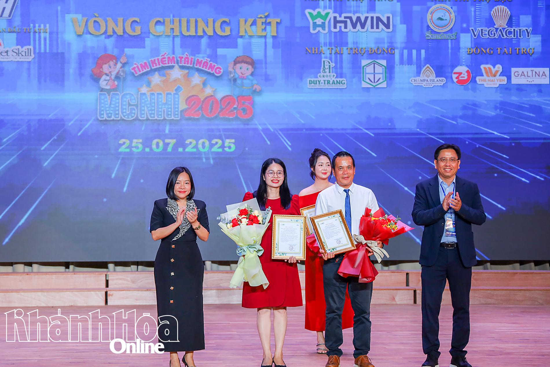 Lãnh đạo Báo và Phát thanh, Truyền hình Khánh Hòa tri ân nhà tài trợ Bạc.