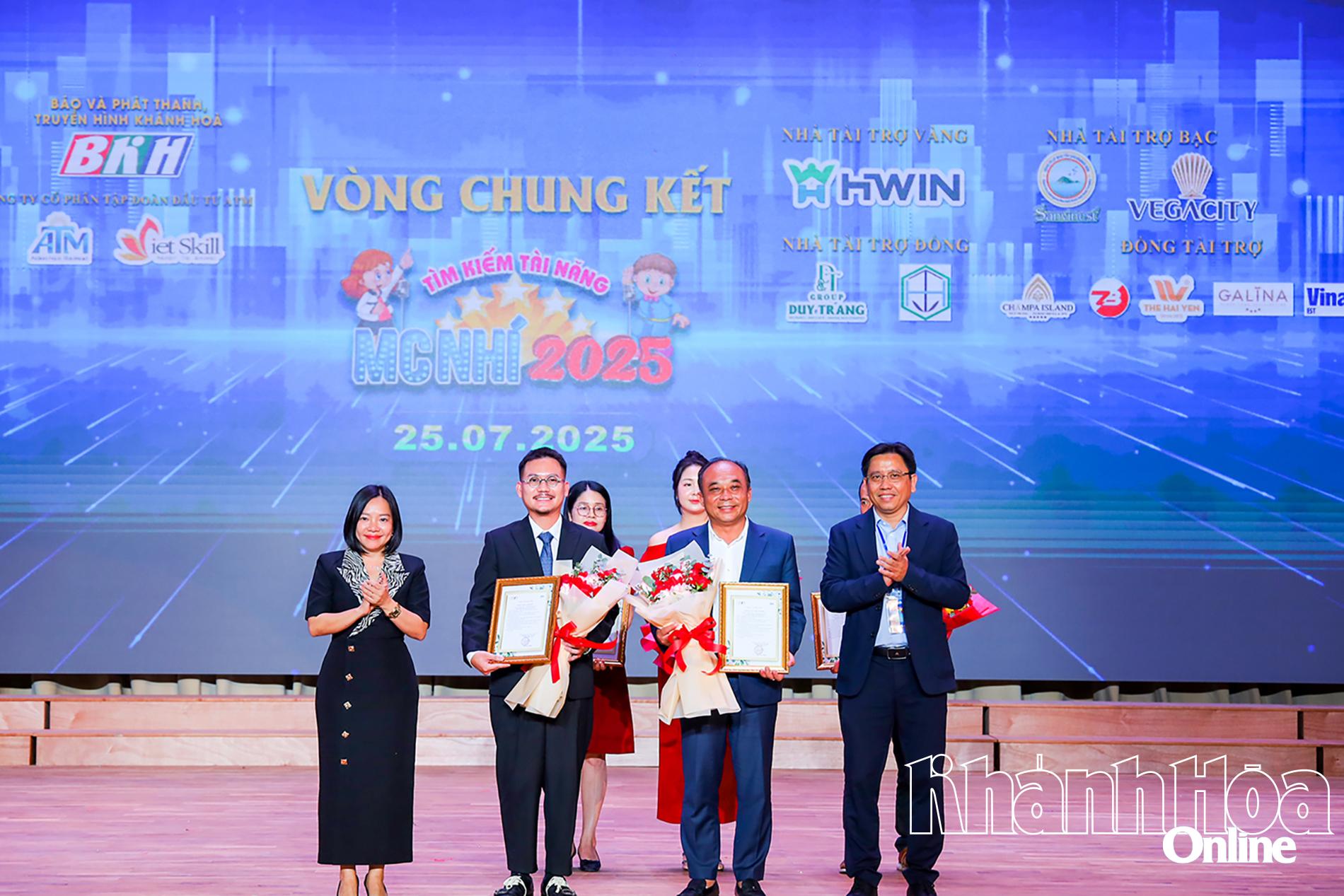 Lãnh đạo Báo và Phát thanh, Truyền hình Khánh Hòa tri ân nhà tài trợ Đồng.