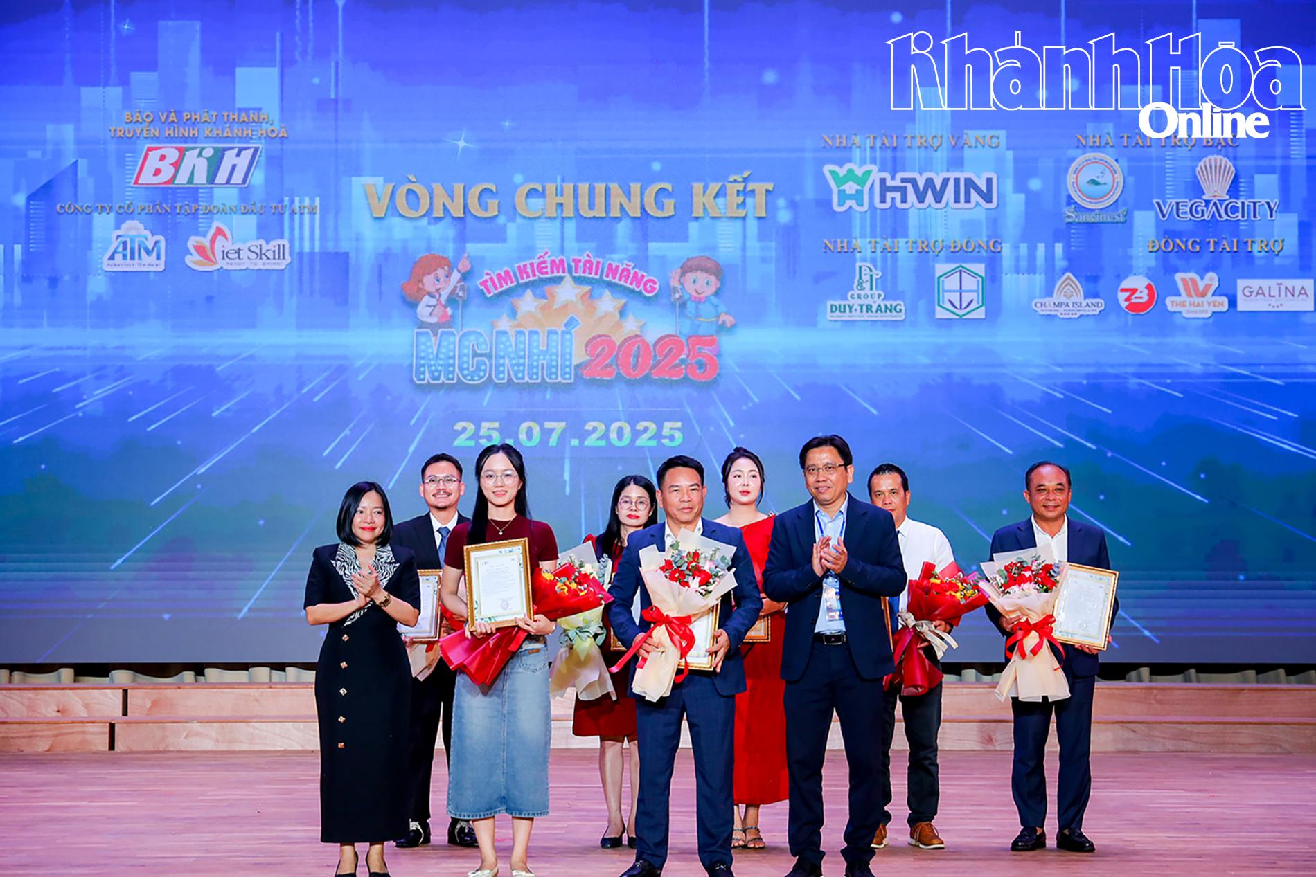 Lãnh đạo Báo và Phát thanh, Truyền hình Khánh Hòa tri ân các đơn vị đồng tài trợ.