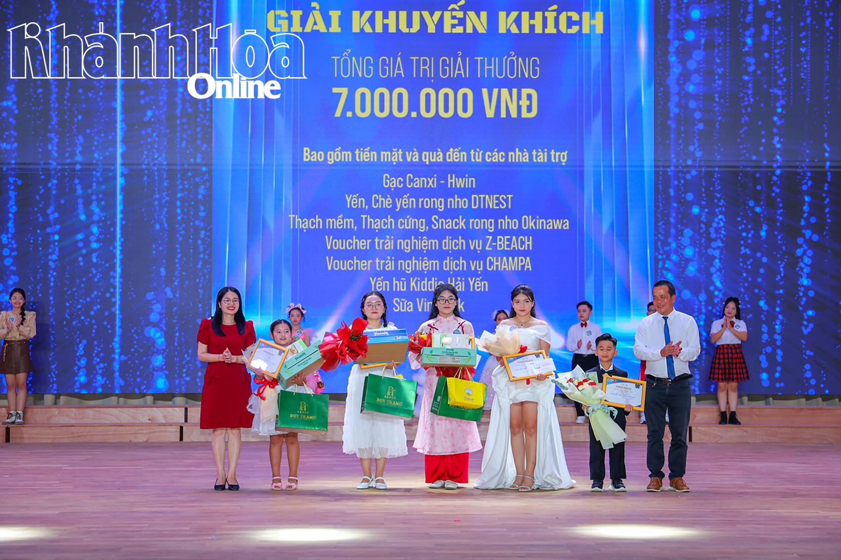 Đại diện Ban tổ chức trao giải khuyến khích của cuộc thi cho các thí sinh.