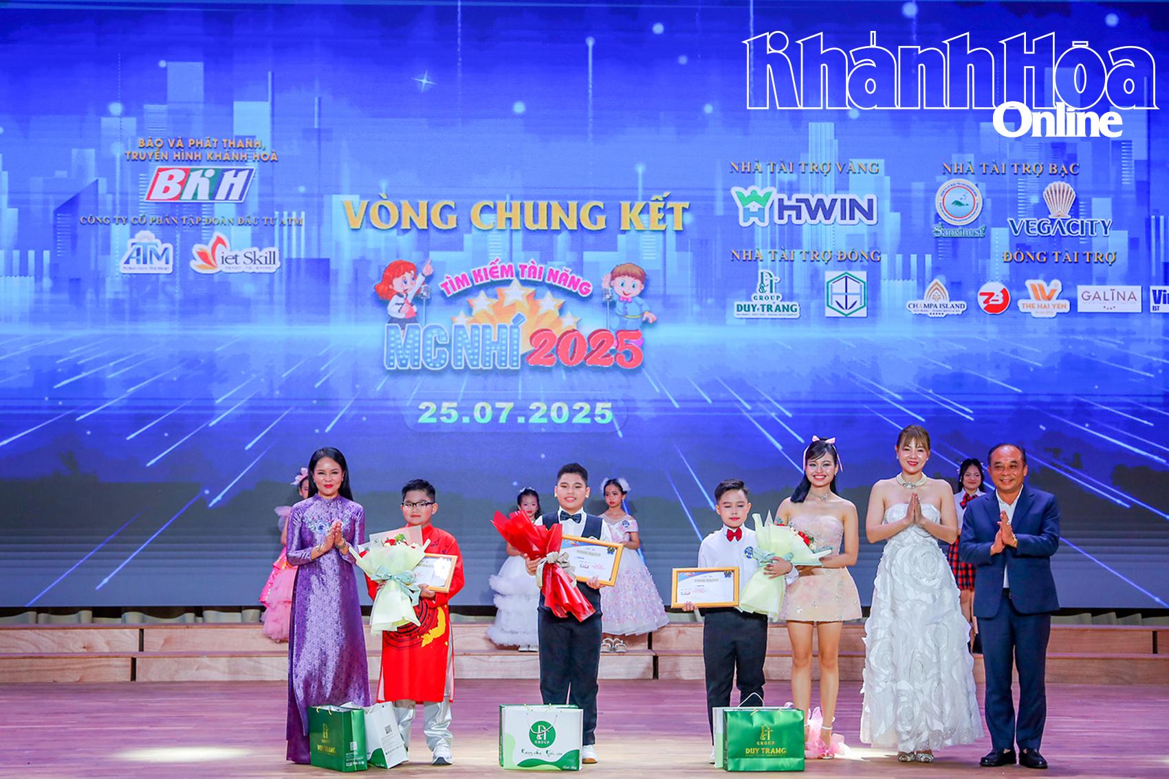 Đại diện Ban tổ chức trao các giải phụ của cuộc thi.