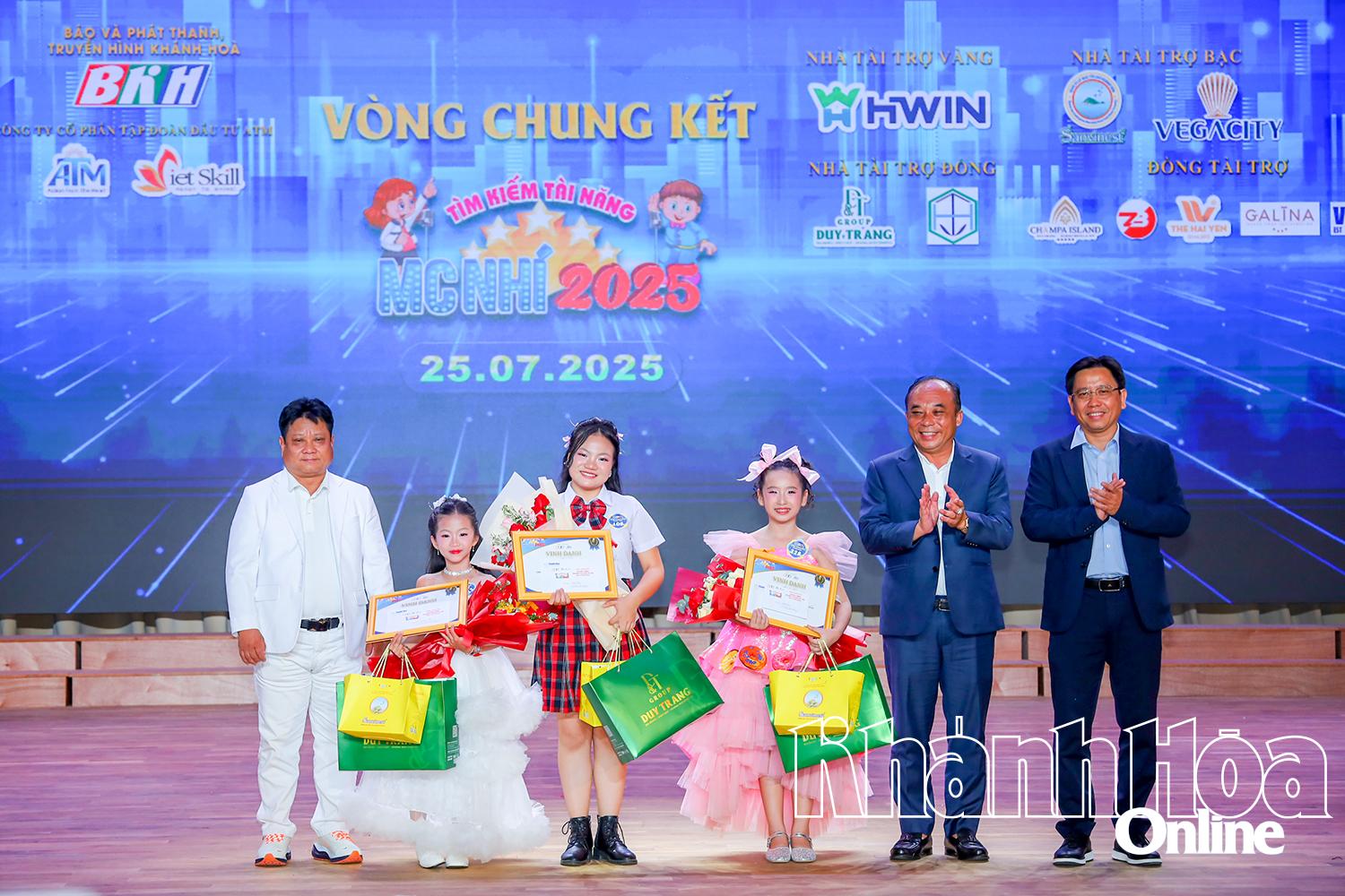 Các thí sinh Nguyễn Trần Phương Phương, Trần Nguyễn Bảo Thi, Trịnh Bảo Ngọc nhận giải ba của cuộc thi.