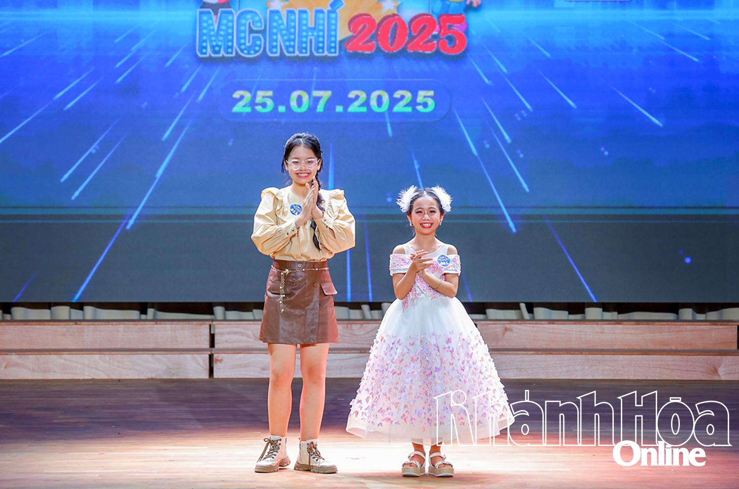 Niềm vui của Trần Phương Khả Di khi nghe xướng tên mình đạt giải quán quân.