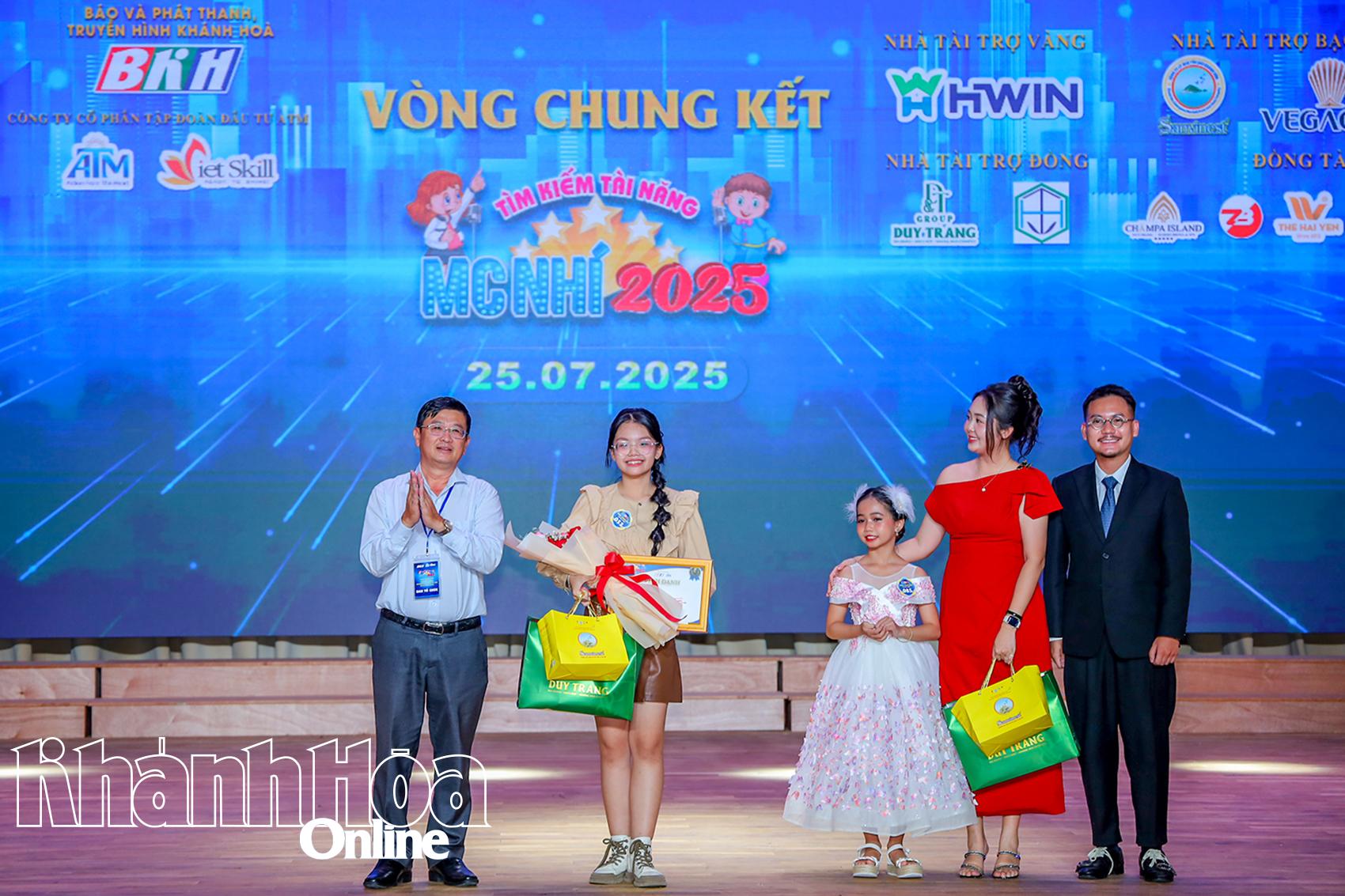 Ông Lê Hoàng Triều - Phó Tổng Biên tập Báo và Phát thanh, Truyền hình Khánh Hòa trao giải nhì cho thí sinh Phạm Thảo Anh.