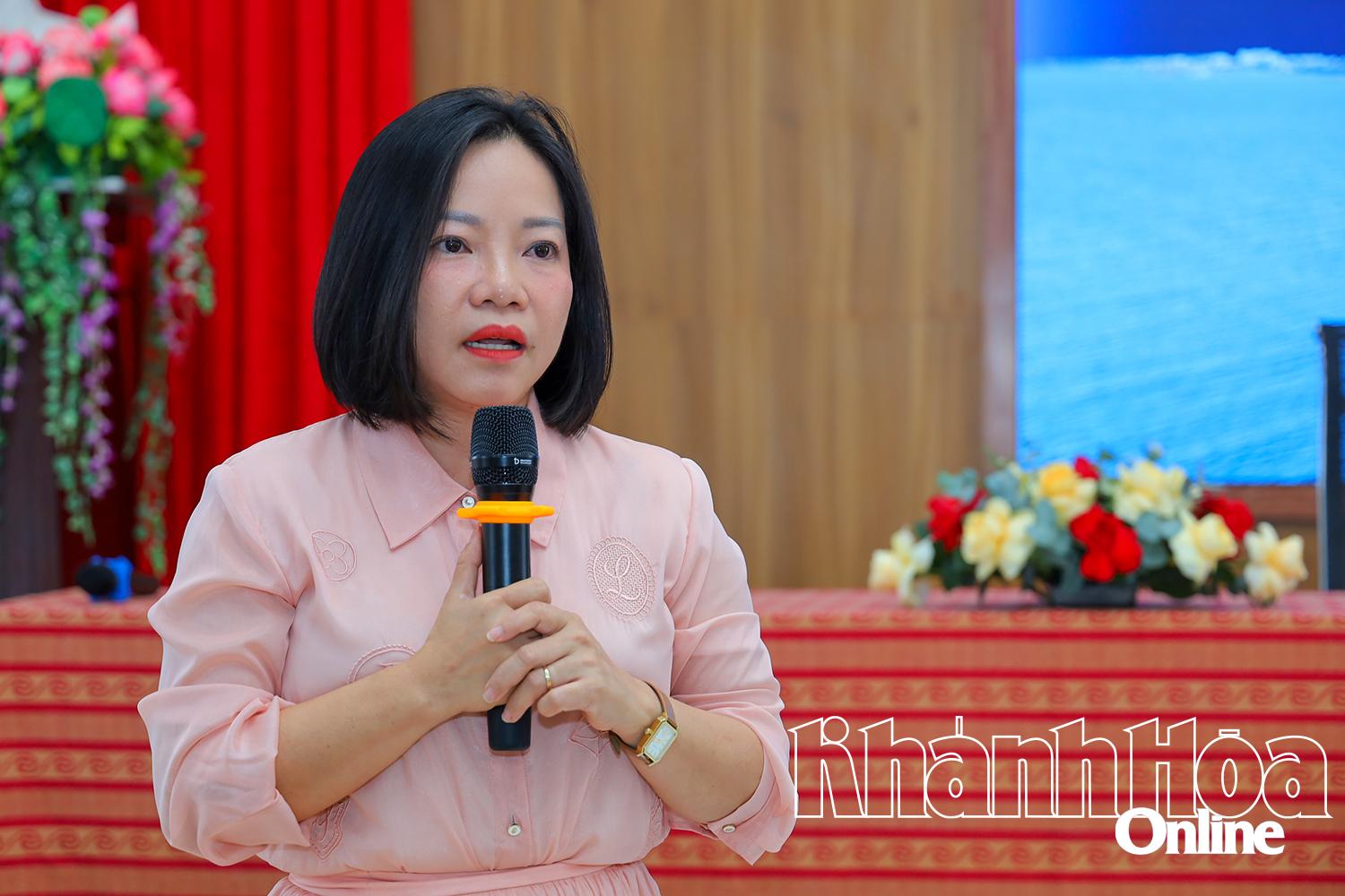 Tổng Biên tập Báo và Phát thanh, Truyền hình Khánh Hòa phát biểu tại buổi lễ ký kết.