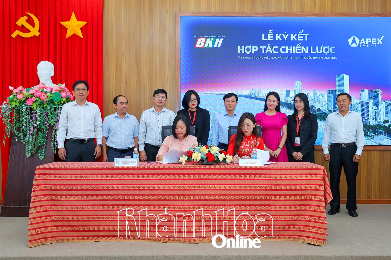 Lãnh đạo Báo và Phát thanh, Truyền hình Khánh Hòa cùng lãnh đạo Apex Media ký kết biên bản hợp tác.