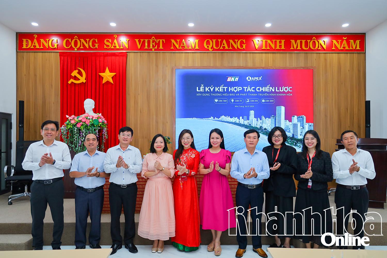 Lãnh đạo Báo và Phát thanh, Truyền hình Khánh Hòa cùng lãnh đạo Apex Media chụp hình lưu niệm tại sự kiện quan trọng của 2 cơ quan, đơn vị.