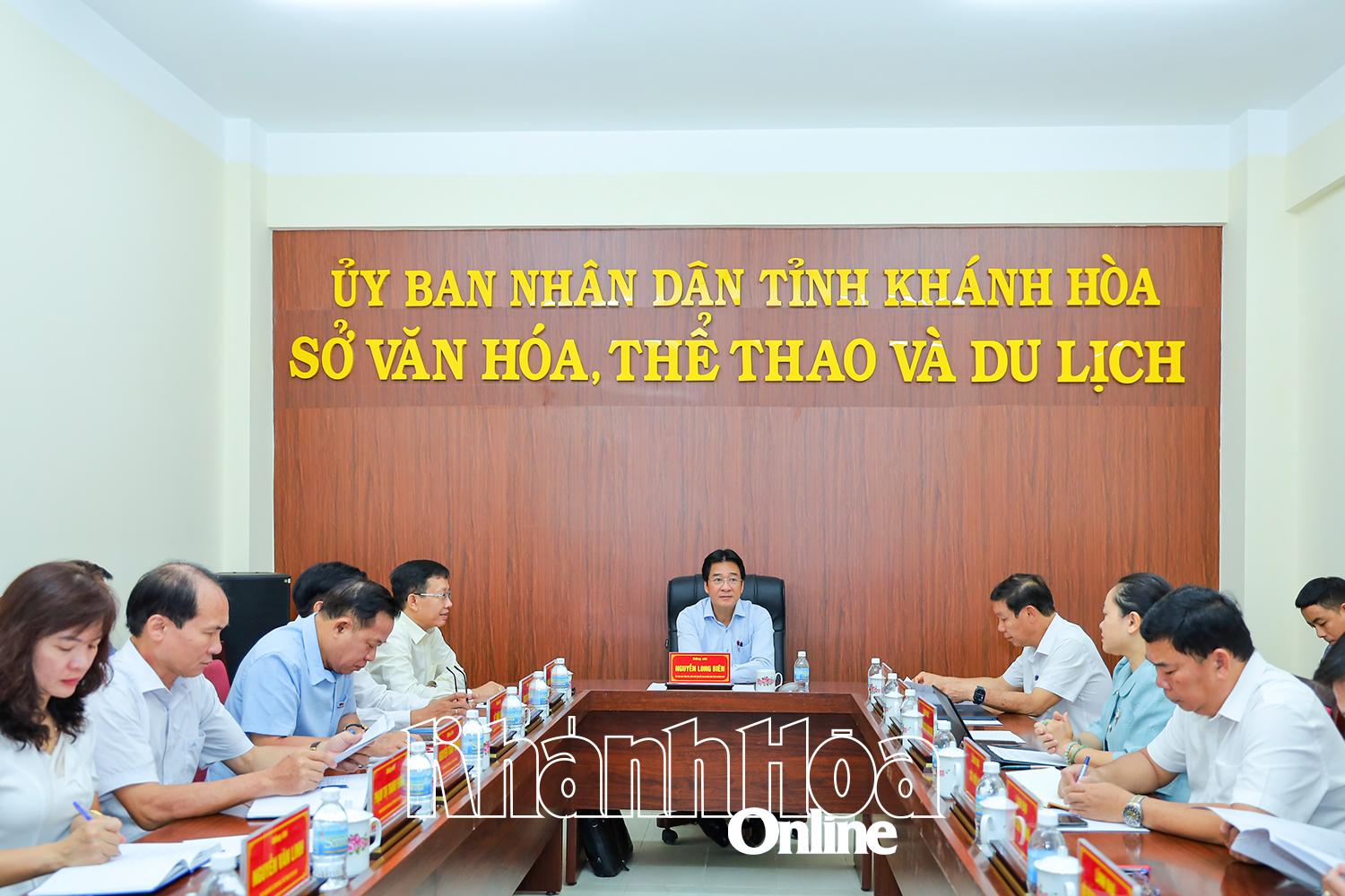 Quang cảnh buổi làm việc của Phó Chủ tịch UBND tỉnh Nguyễn Long Biên với lãnh đạo Sở Văn hóa, Thể thao và Du lịch.