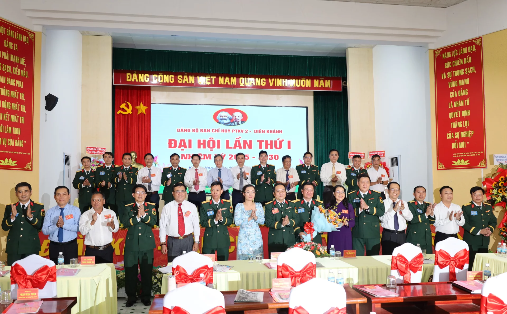 Ban Chấp hành Đảng ủy nhiệm kỳ mới và các đại biểu chụp hình lưu niệm tại đại hội.