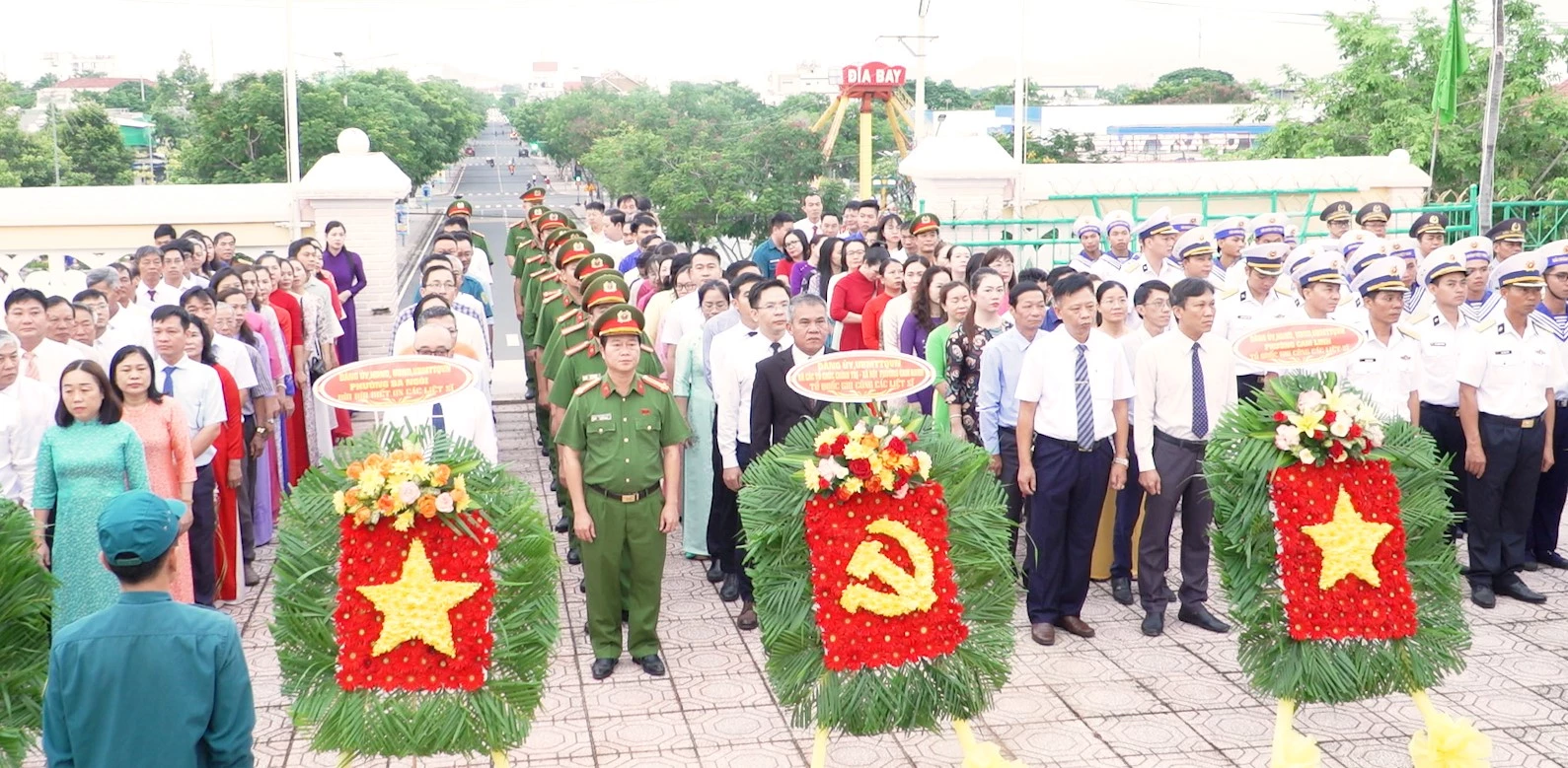 Quang cảnh lễ dâng hương, dâng hoa tại Đài tưởng niệm nghĩa trang liệt sĩ.