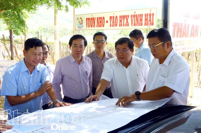 Đoàn khảo sát số 2 của Tổ Văn kiện Đại hội Đảng bộ tỉnh khảo sát tại xã Vĩnh Hải