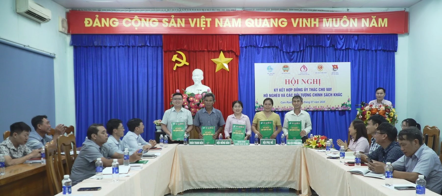 Ký kết hợp đồng với các tổ chức chính trị - xã hội.