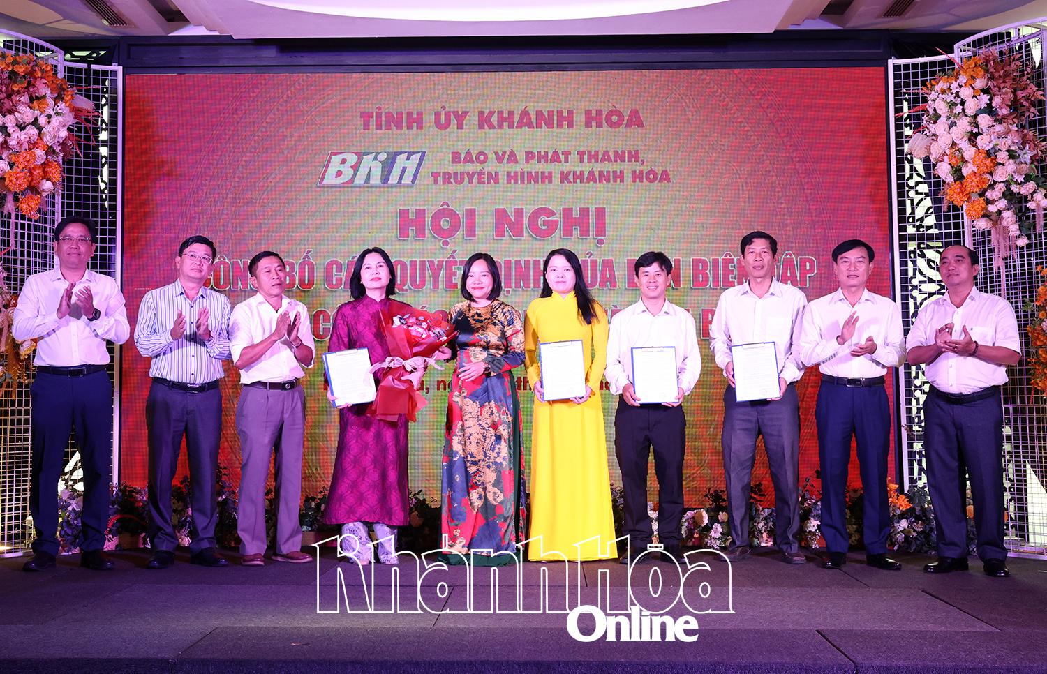 Lãnh đạo Báo và Phát thanh, Truyền hình Khánh Hòa trao quyết định bổ nhiệm cho lãnh đạo Phòng Báo điện tử - Media.