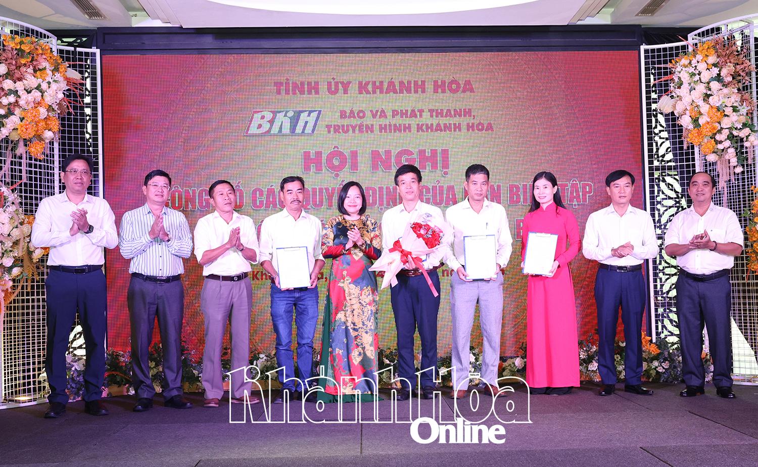 Lãnh đạo Báo và Phát thanh truyền hình Khánh Hoà trao quyết định bổ nhiệm cho lãnh đạo Phòng Báo In