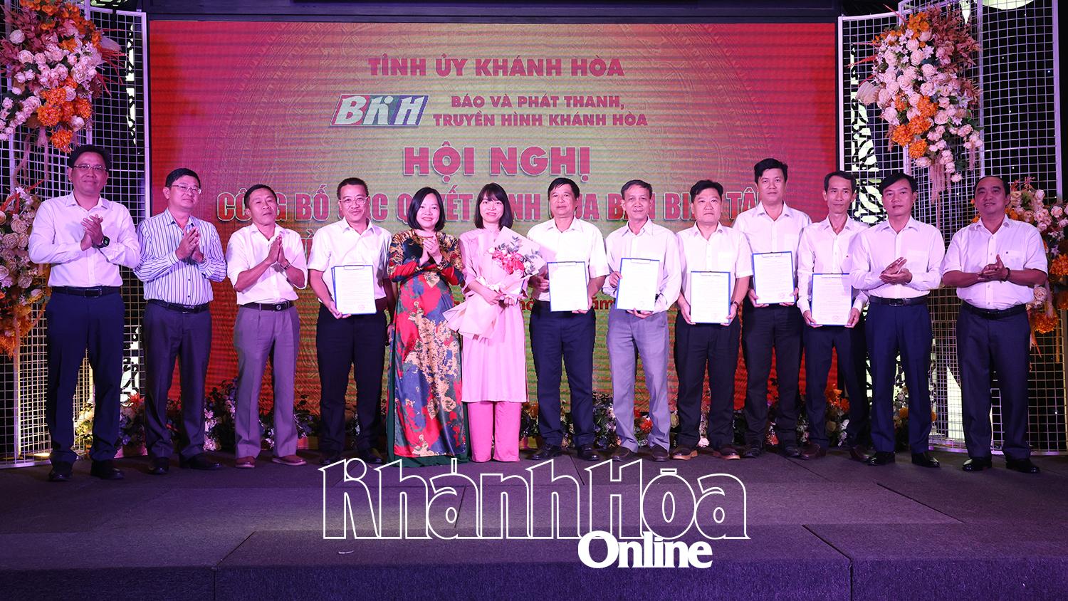 Lãnh đạo Báo và Phát thanh truyền hình Khánh Hoà trao quyết định bổ nhiệm cho lãnh đạo Phòng Kỹ thuật-Công nghệ