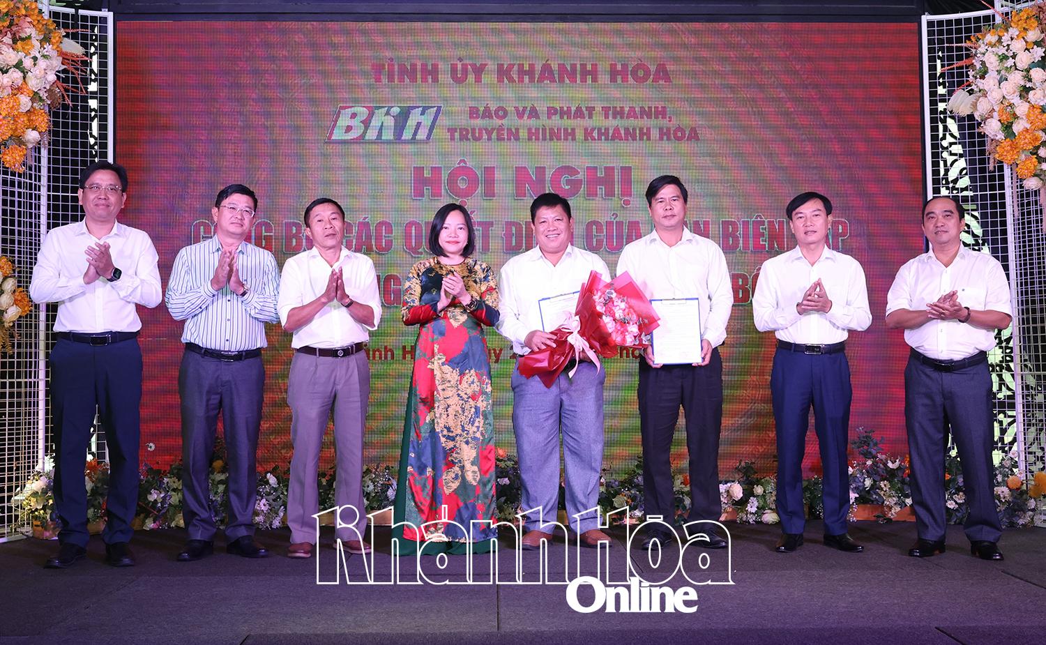 Lãnh đạo Báo và Phát thanh truyền hình Khánh Hoà trao quyết định bổ nhiệm cho lãnh đạo Phòng Phát thanh