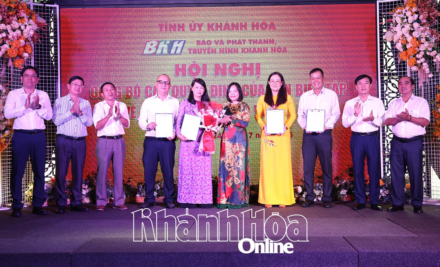 Lãnh đạo Báo và Phát thanh truyền hình Khánh Hoà trao quyết định bổ nhiệm cho lãnh đạo Phòng Tài chính dịch vụ