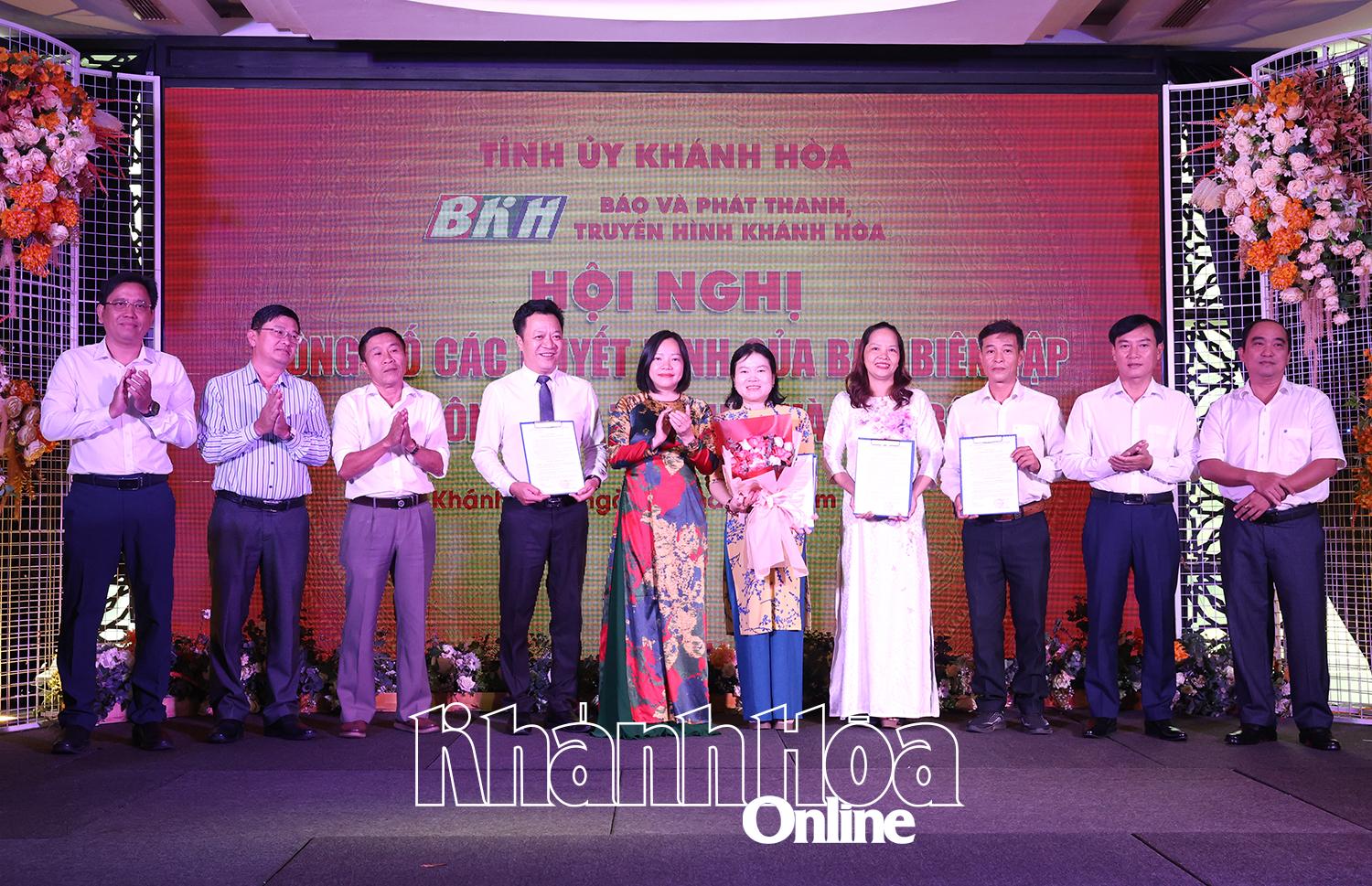 Lãnh đạo Báo và Phát thanh truyền hình Khánh Hoà trao quyết định bổ nhiệm cho lãnh đạo Phòng Thư ký Biên tập