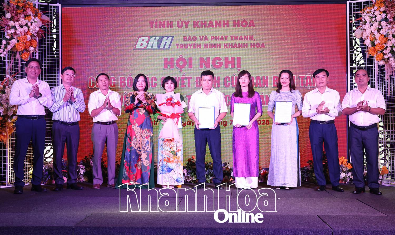 Lãnh đạo Báo và Phát thanh truyền hình Khánh Hoà trao quyết định bổ nhiệm cho lãnh đạo Phòng Tổ chức - Hành chính