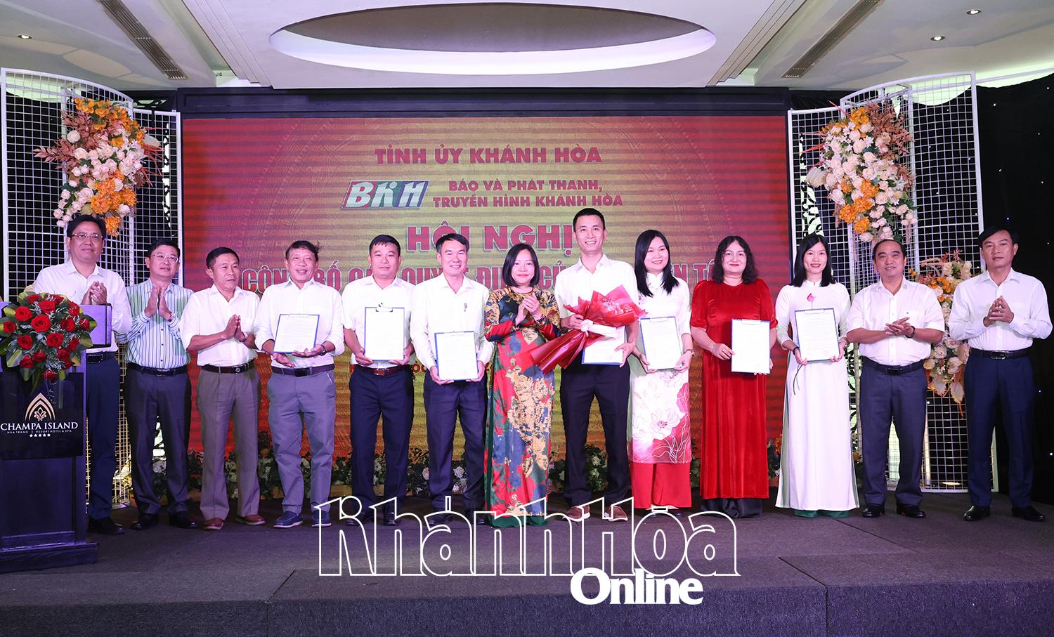 Lãnh đạo Báo và Phát thanh truyền hình Khánh Hoà trao quyết định bổ nhiệm cho lãnh đạo Phòng Truyền hình