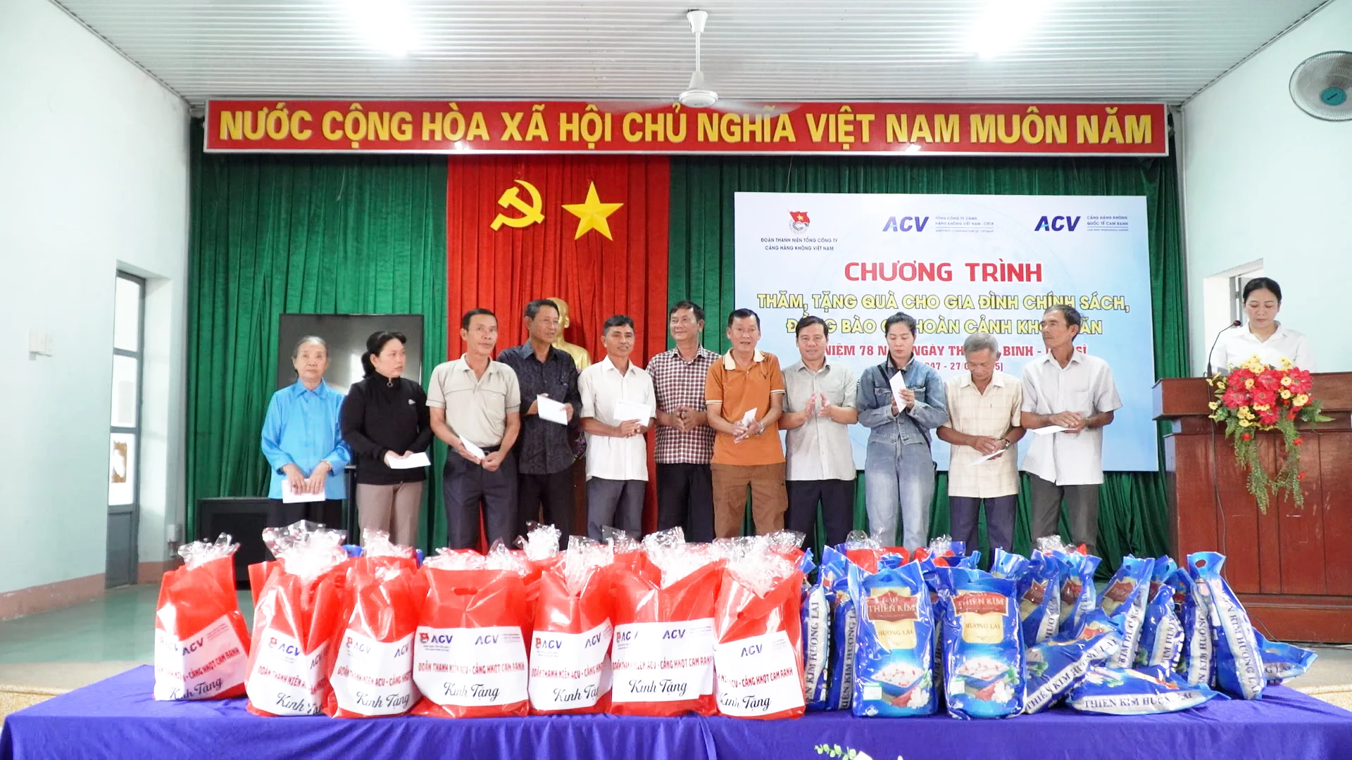 Đại diện Cảng Hàng không quốc tế Cam Ranh trao quà cho các gia đình chính sách.