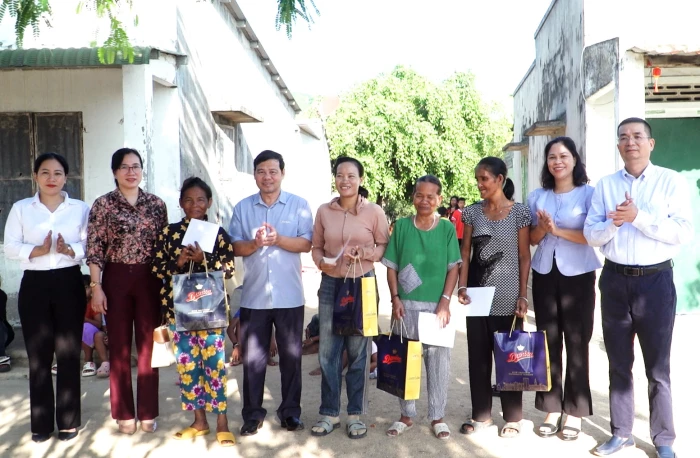 Phường Bắc Cam Ranh tặng 22 suất quà cho đồng bào dân tộc thiểu số