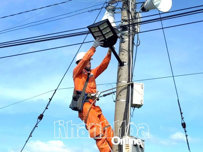 Tuổi trẻ PC Khánh Hòa thắp sáng đường quê bằng đèn năng lượng mặt trời