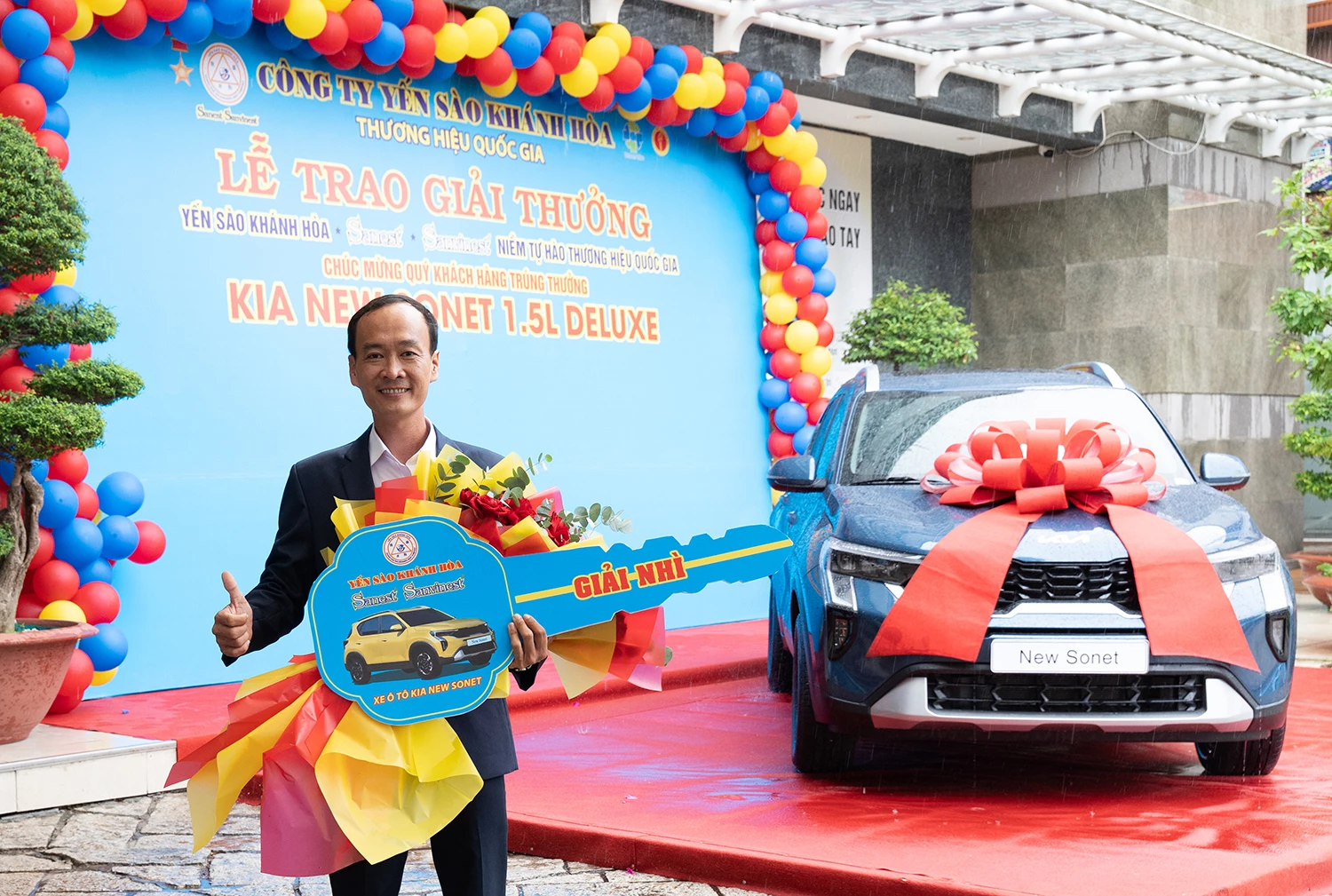 Ông Trương Chí Thành nhận giải thưởng xe ô tô Kia New Sonet 1.5L Deluxe, trị giá 550 triệu đồng.